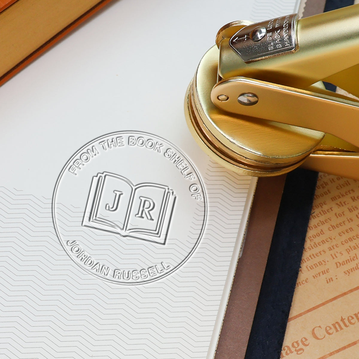 Timbre à Sec de Livre avec Initiales Personnalisées Timbre à Sec de Livre avec Initiales Personnalisées171