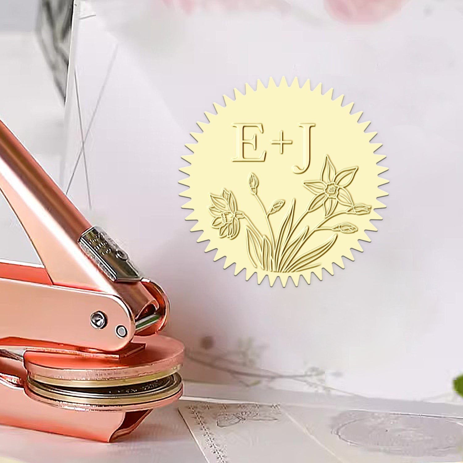Sello en seco de Monograma de Boda con Iniciales Botánicas Personalizado - Estilo 20 Sello en seco de Monograma de Boda con Iniciales Botánicas Personalizado - Estilo 201201