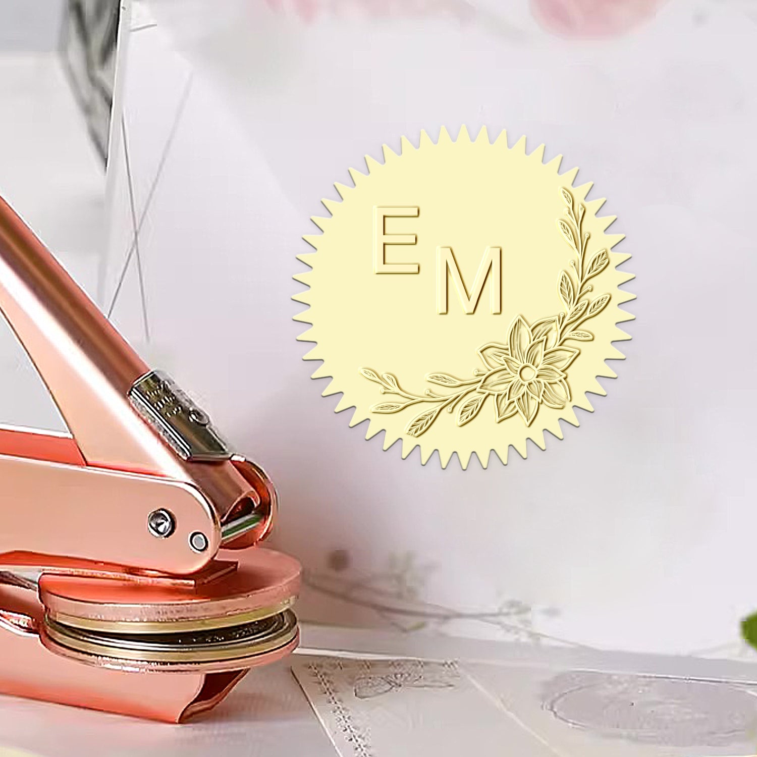 Sello en Seco Personalizado con Monograma de Iniciales Botánicas para Boda - Estilo 4 Sello en Seco Personalizado con Monograma de Iniciales Botánicas para Boda - Estilo 414 21