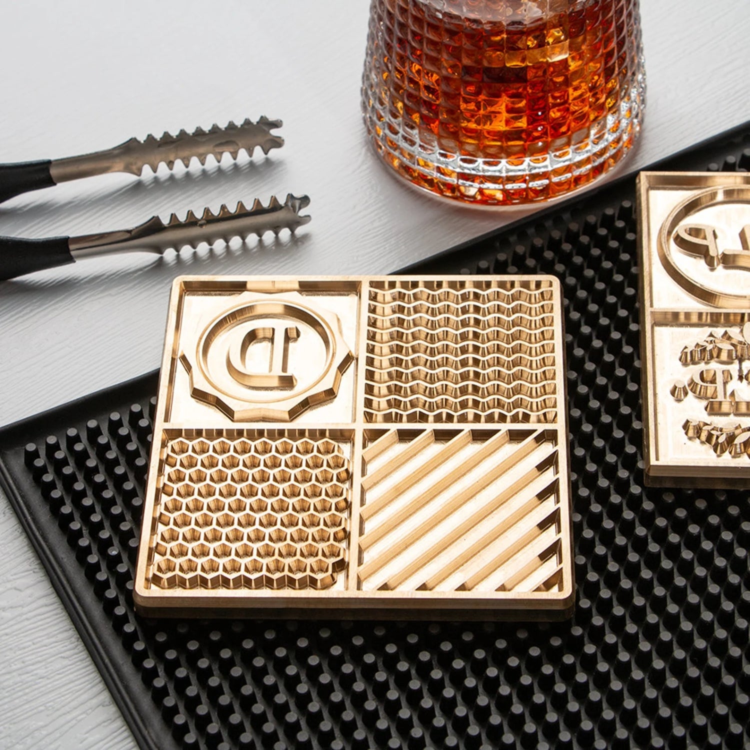Plancha de Grabado de Latón Personalizada para Cubitos de Hielo1