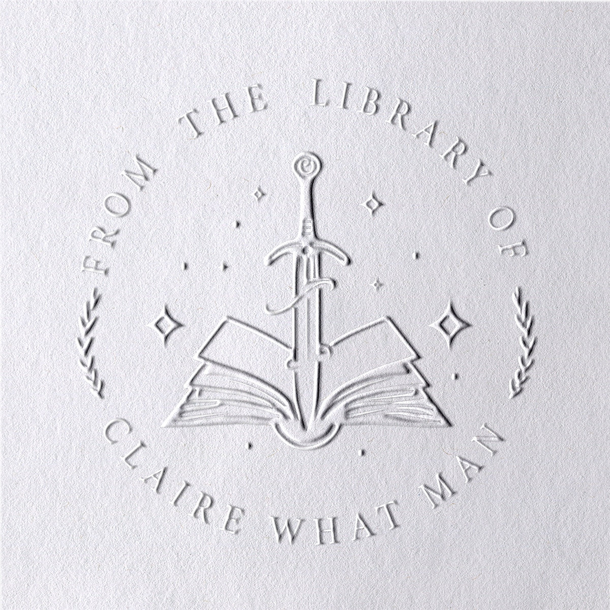 Sello en seco de libro personalizado con espada y estrellas de la biblioteca2