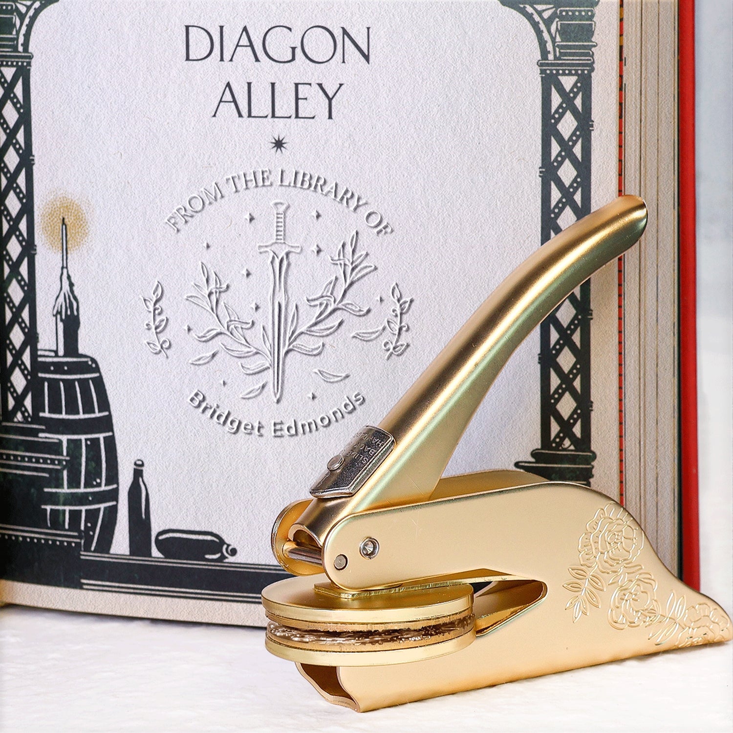 Espada del Erudito Personalizada Desde La Biblioteca Del Sello en Seco de Libros1